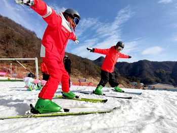 相约大别山　冰雪结“奇缘”